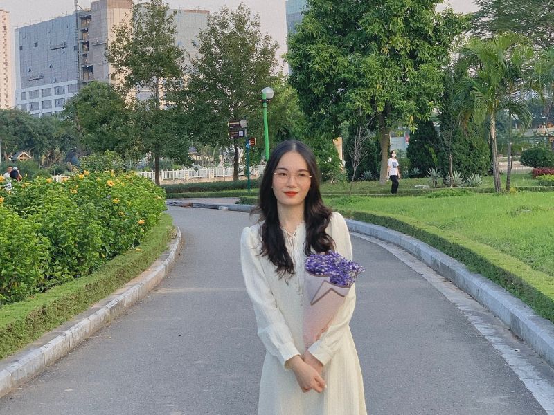 Có điều gì khiến tớ lo sợ không? chụp ảnh với hoa