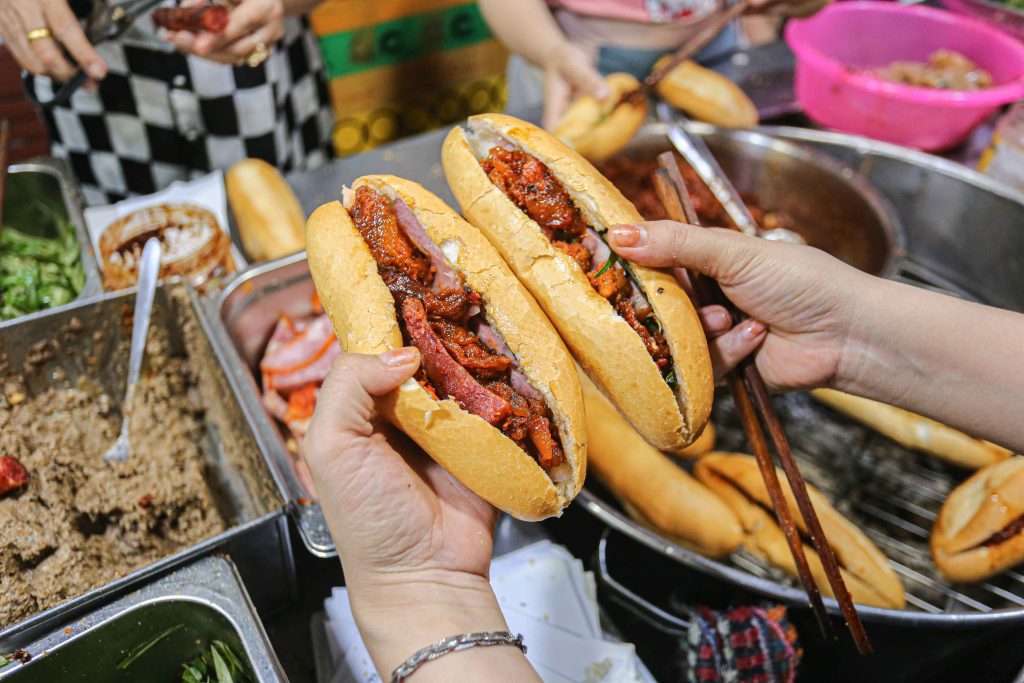 Review Huế 3N2Đ: Chậm rãi và chữa lành bánh mì o tho